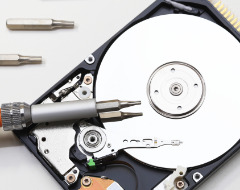 剥き出しになったHDD