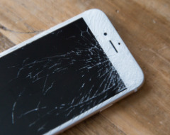 画面の割れたiPhone