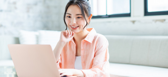パソコンから申込みをしようとしている女性